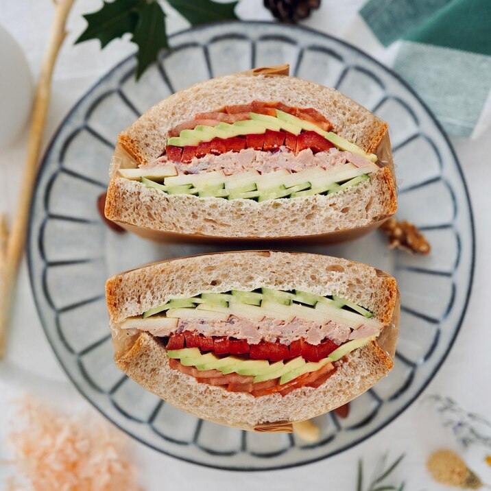 ツナ缶と彩り野菜の わんぱくサンドイッチ